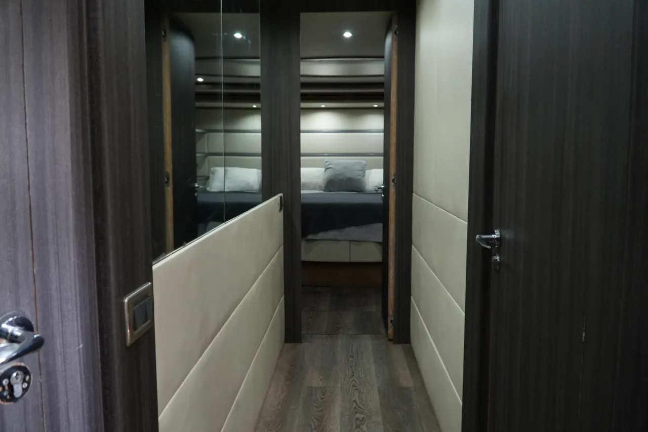 105ft Azimut photo 2