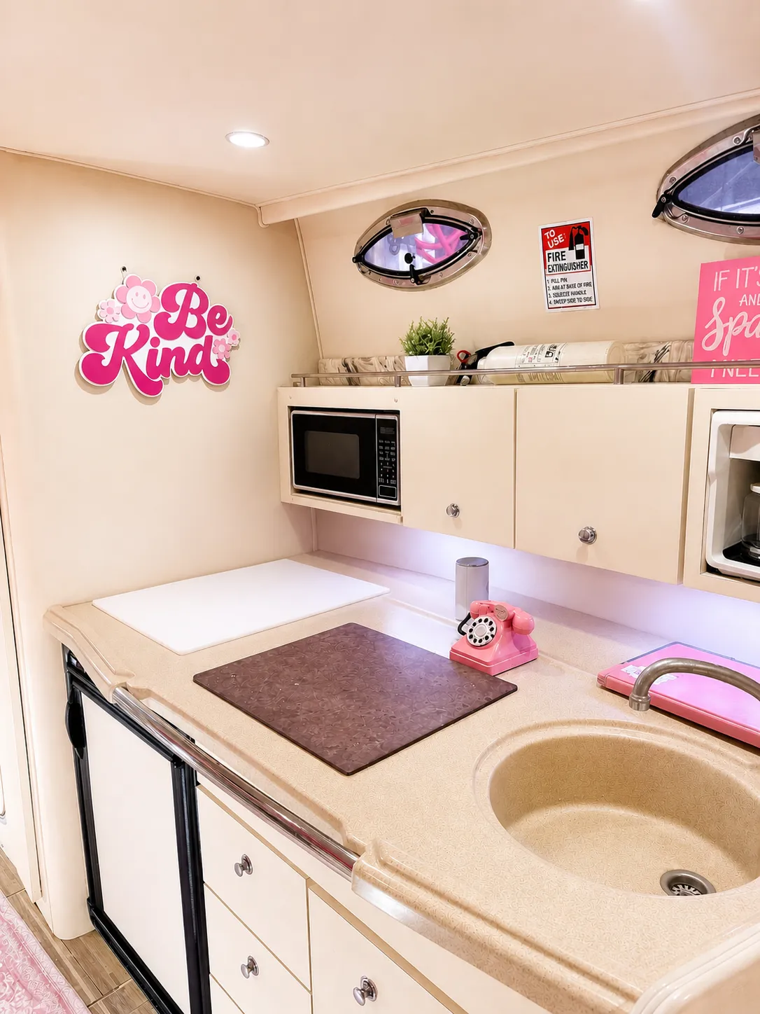 38ft Pink Express Cruiser photo 4
