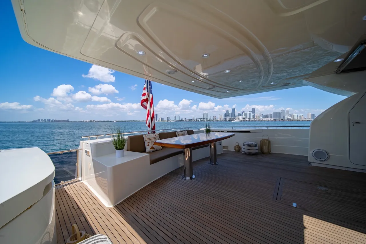 85ft Ferretti photo 5